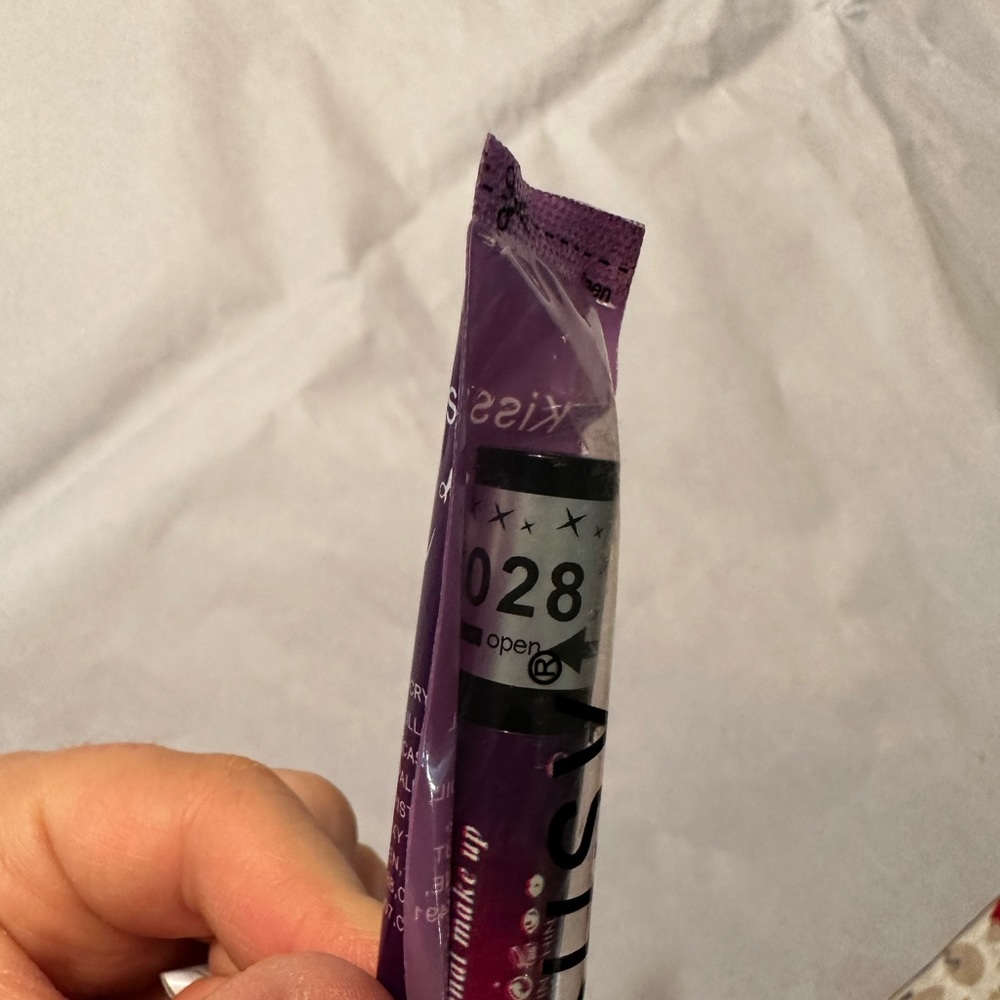 NWT Kiss Suzy Gorgeous Glide On Eyeshadow Stick Sexy Vibrant Pink Glow - Picture 8 of 10